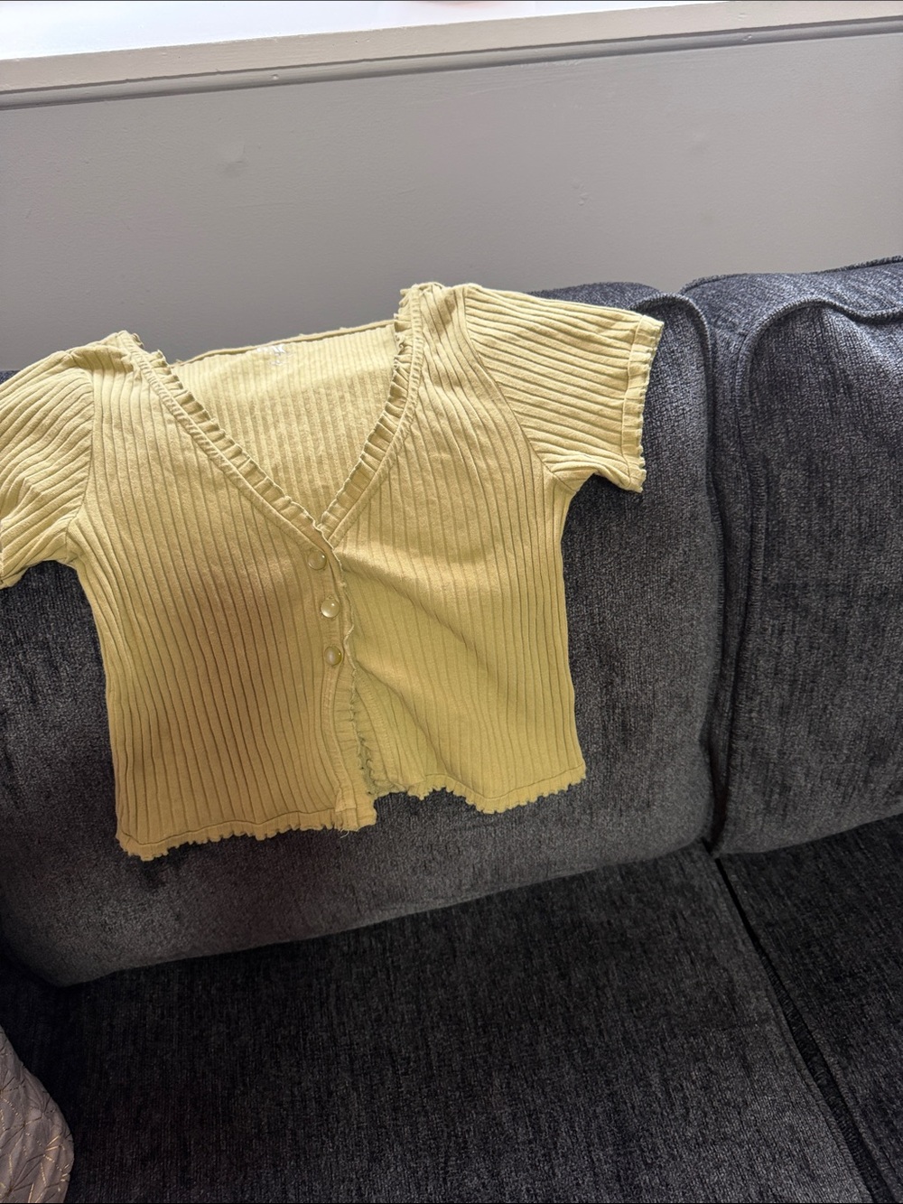 Ribbed V‑Neck Button Crop Top in Light Yellow